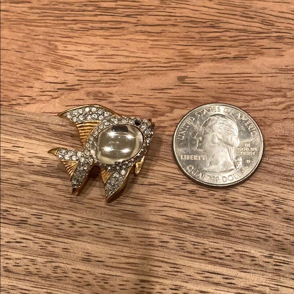 Swarovski crystal/goldtone fish pin w/caubochon